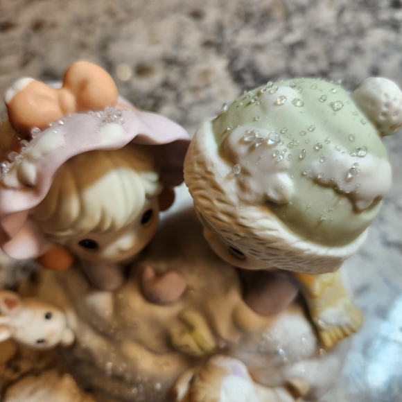 Precious Moments porcelain " Up To Our Ears In A White Christmas" - Picture 15 of 15
